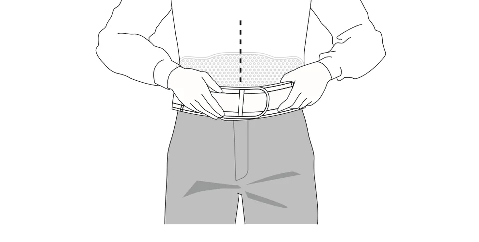 滑車パーツを腰の中央に合わせ、前面の面テープを右側を上にして固定している図